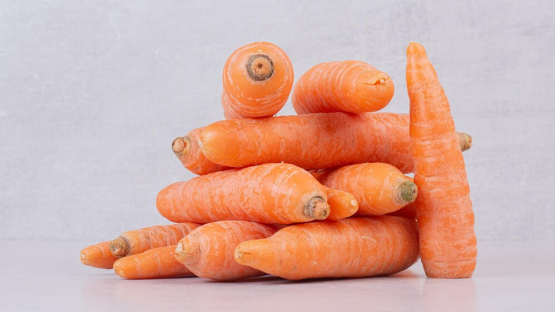 pile of whole unpeeled carrots