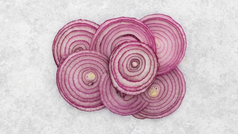 red onion slices